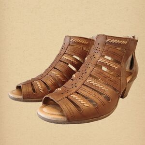 Earth Gladiator Leather Sandals, Size 8.5M Cutout Details Back Zip Peep Toe GUC